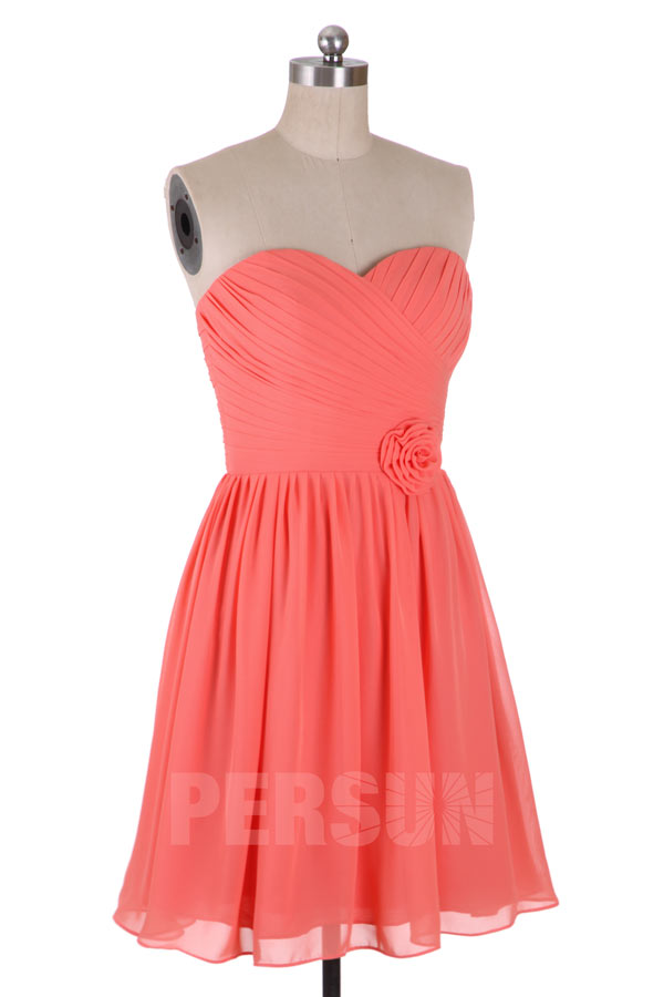 robe de cocktail courte corail bustier coeur plissé embelli de fleurs