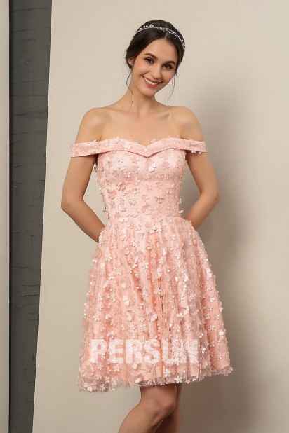 Robe soirée courte encolure bardot ornée de fleurs en dentelle