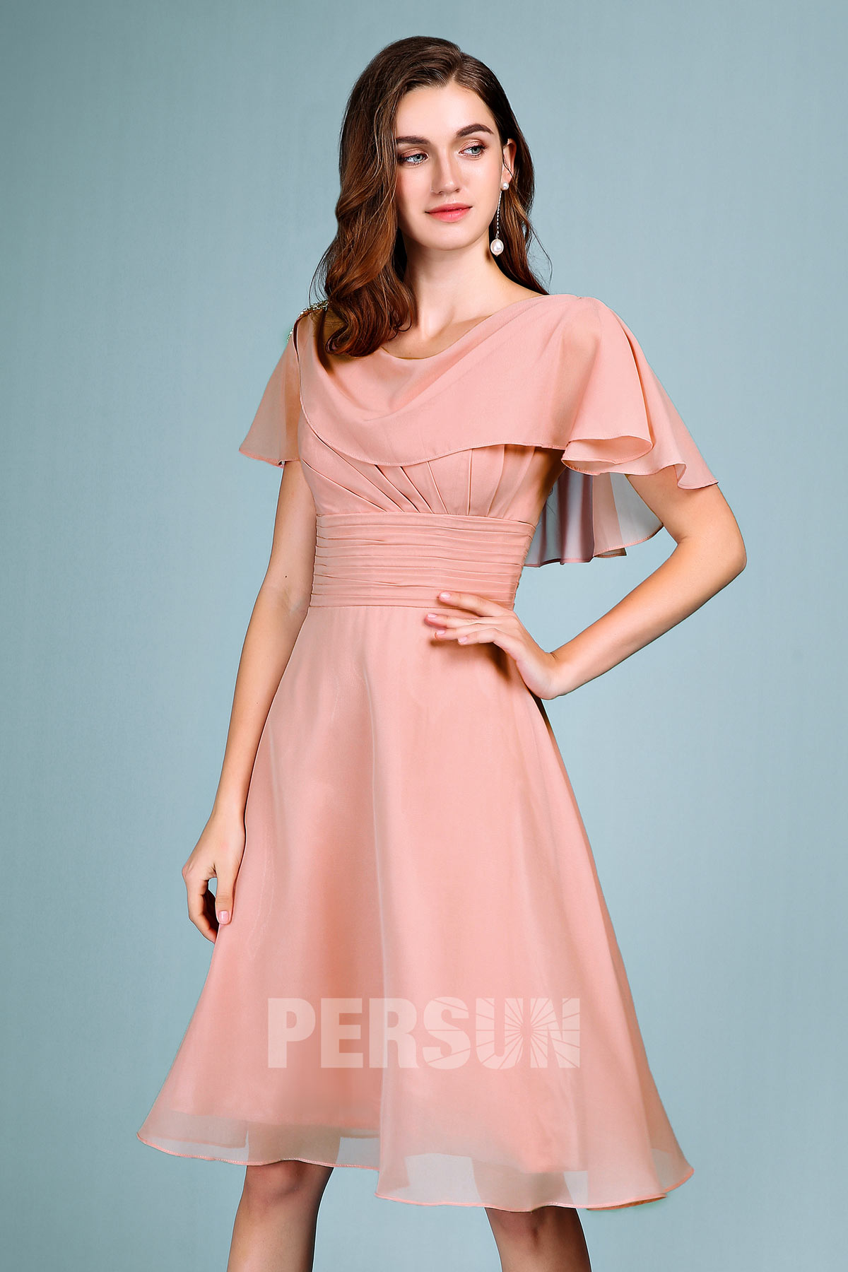 robe de cocktail courte rose carnation bustier plissé avec cape