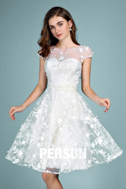 robe blanche courte encolure illusion en dentelle 3D