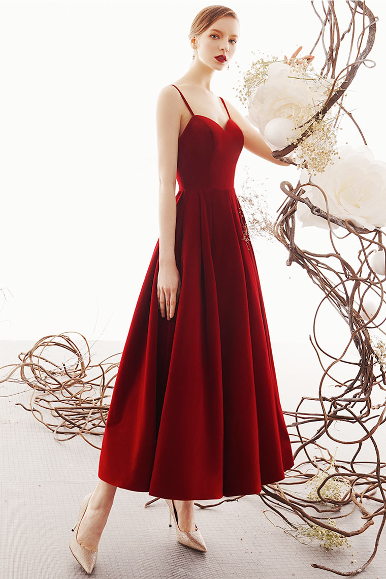 robe bal bordeaux simple en velours bustier coeur à bretelles fines et jupe ample
