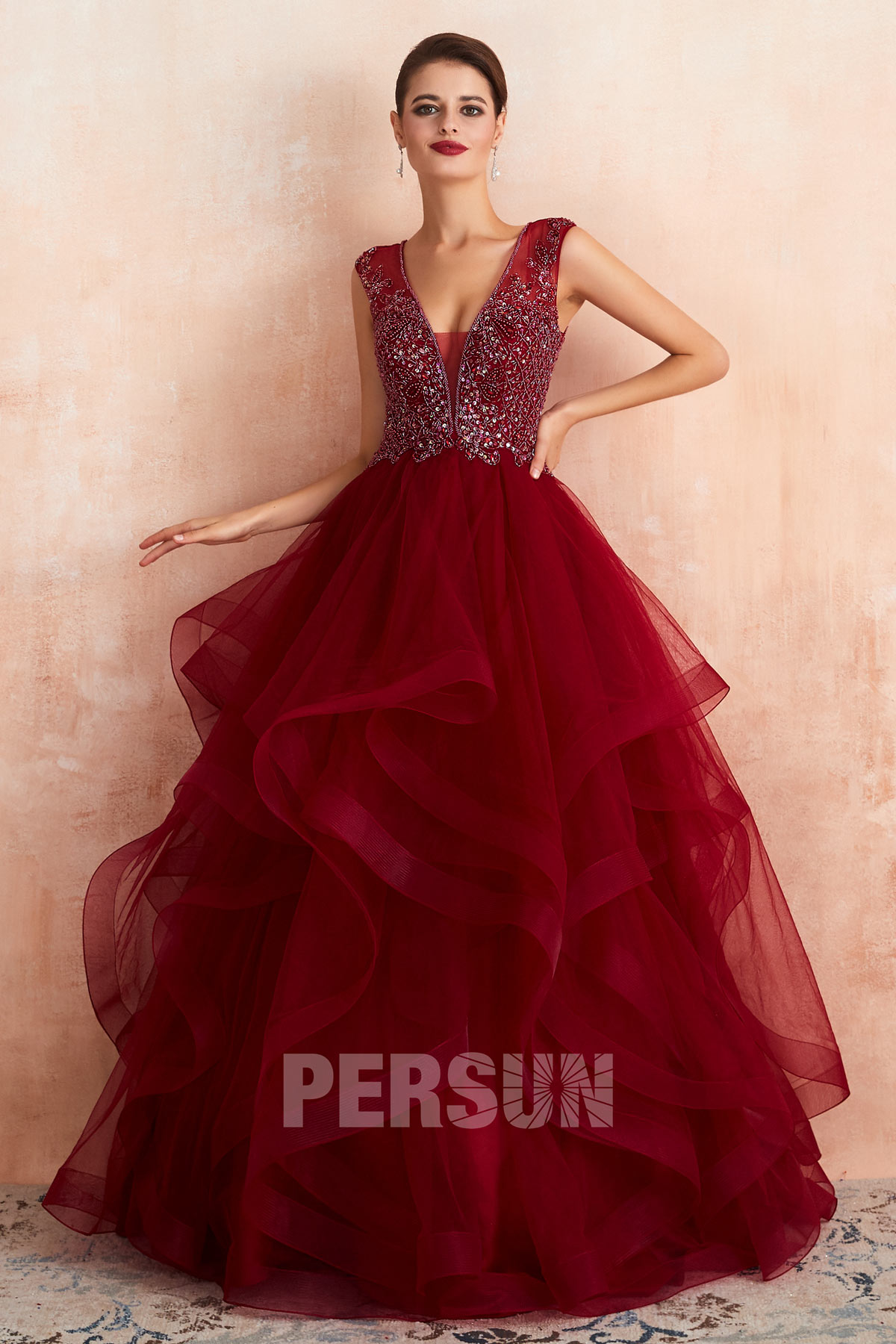 robe de mariée princesse bordeaux col v embelli de bijoux jupe à volant