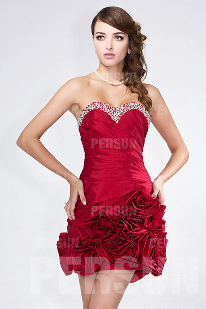 Robe courte bustier plissée ornée de bijoux rose