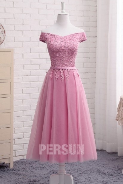 Robe soirée rose dragée mi longue col bardot appliquée de dentelle