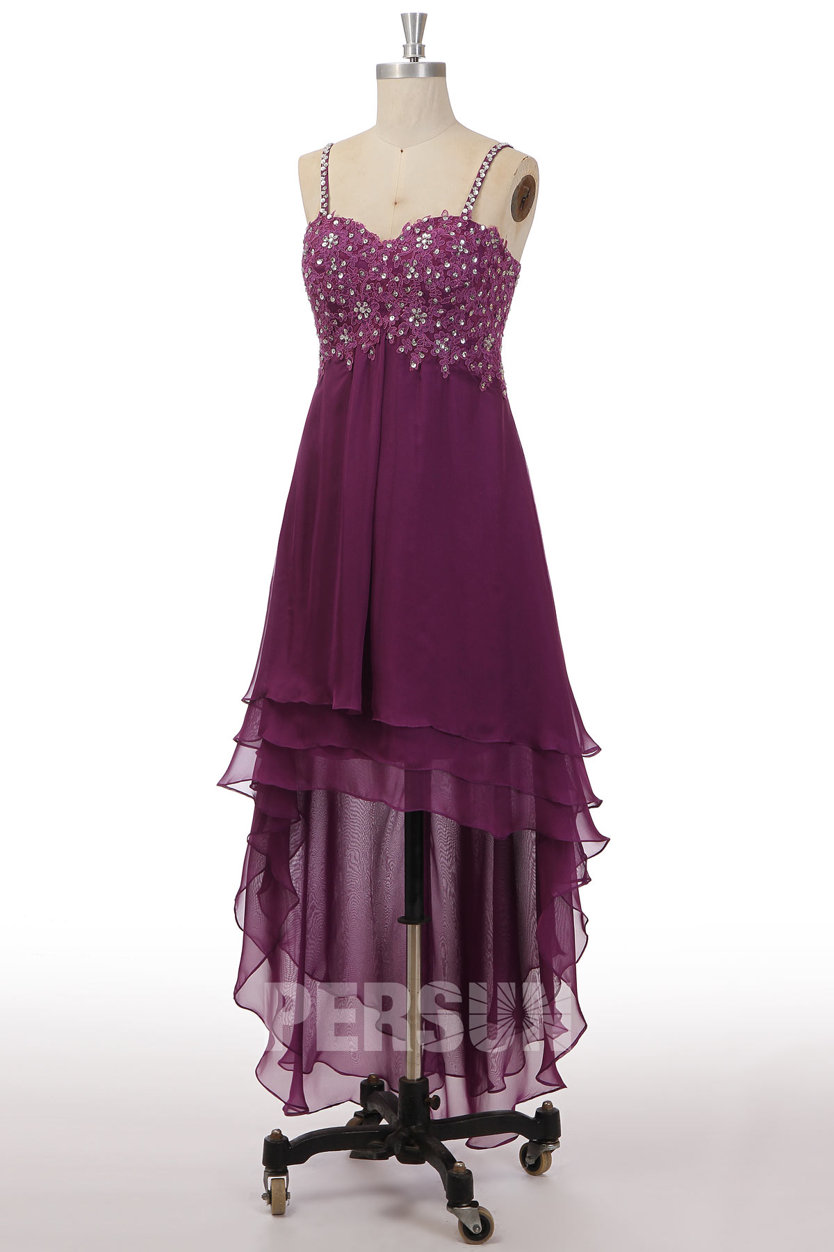 robe de cocktail violette courte devant longue derrière haut ornée de guipure et de strass