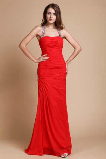 Robe rouge fourreau drapée col halter ornée de strass