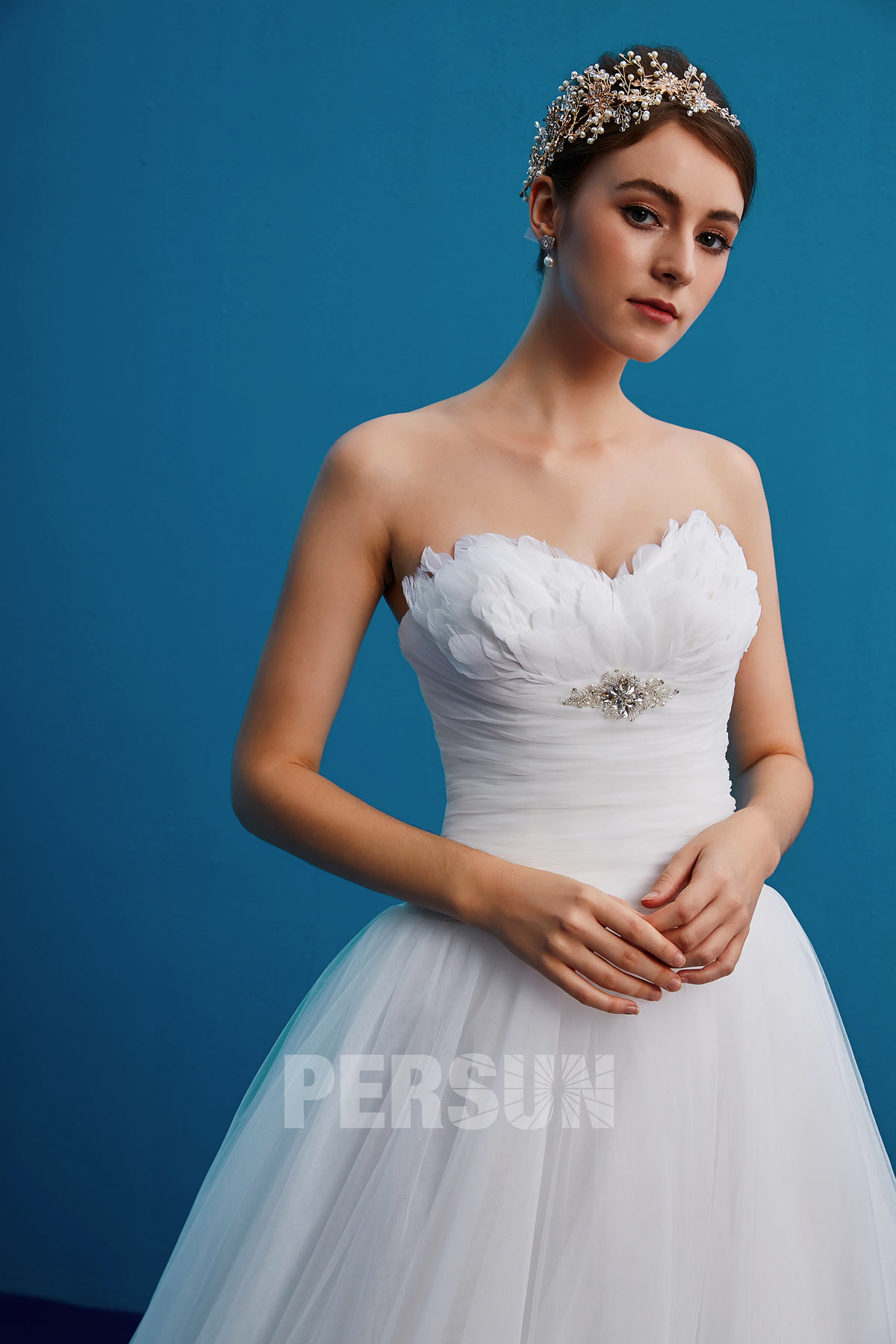 Robe de mariée bustier coeur orné de plumes & bijoux