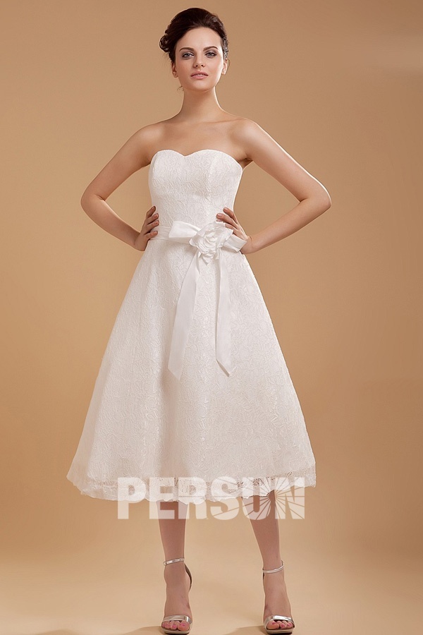 Robe mariée dentelle bustier coeur ornée de fleur