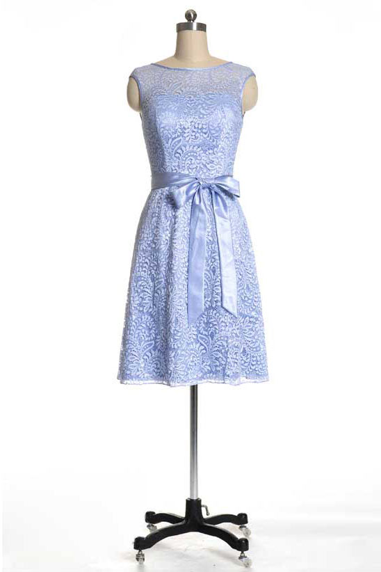 robe de cocktail courte bleu pastel col illusion en dentelle avec ceinture