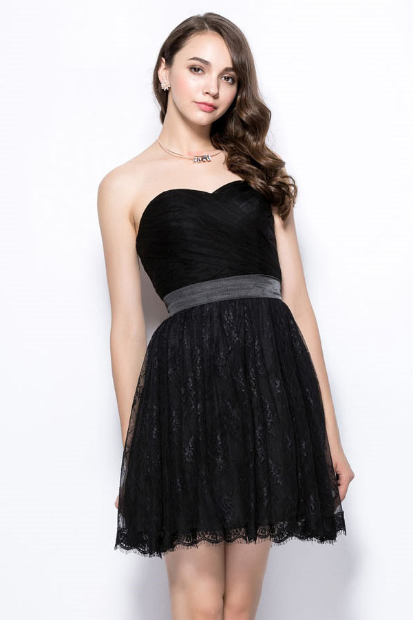 petite robe noire en dentelle bustier drapé