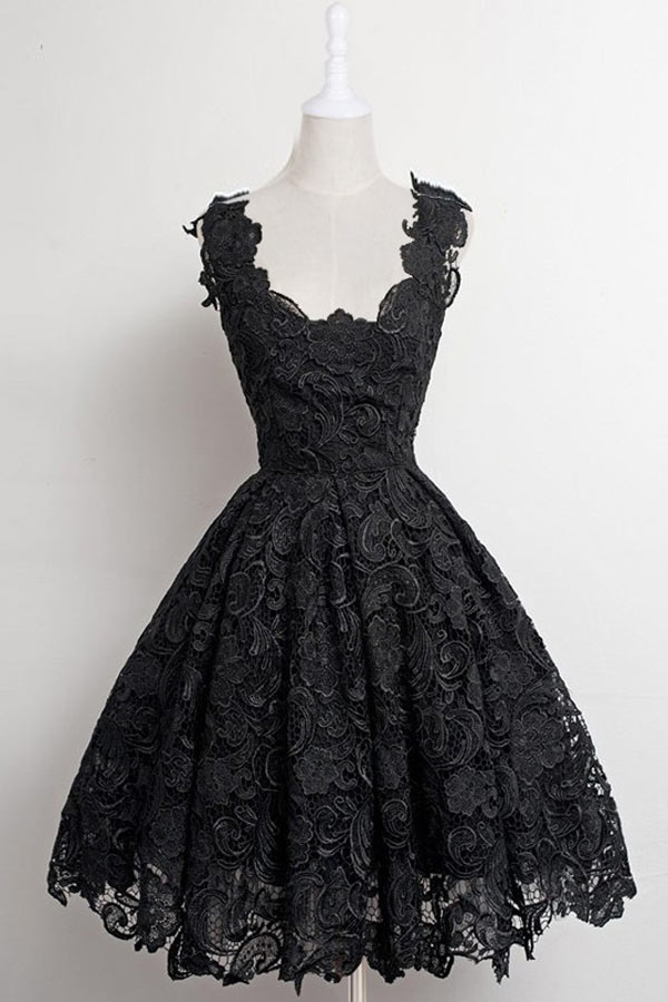 Petite robe noire vintage en dentelle guipure pour anniversaire