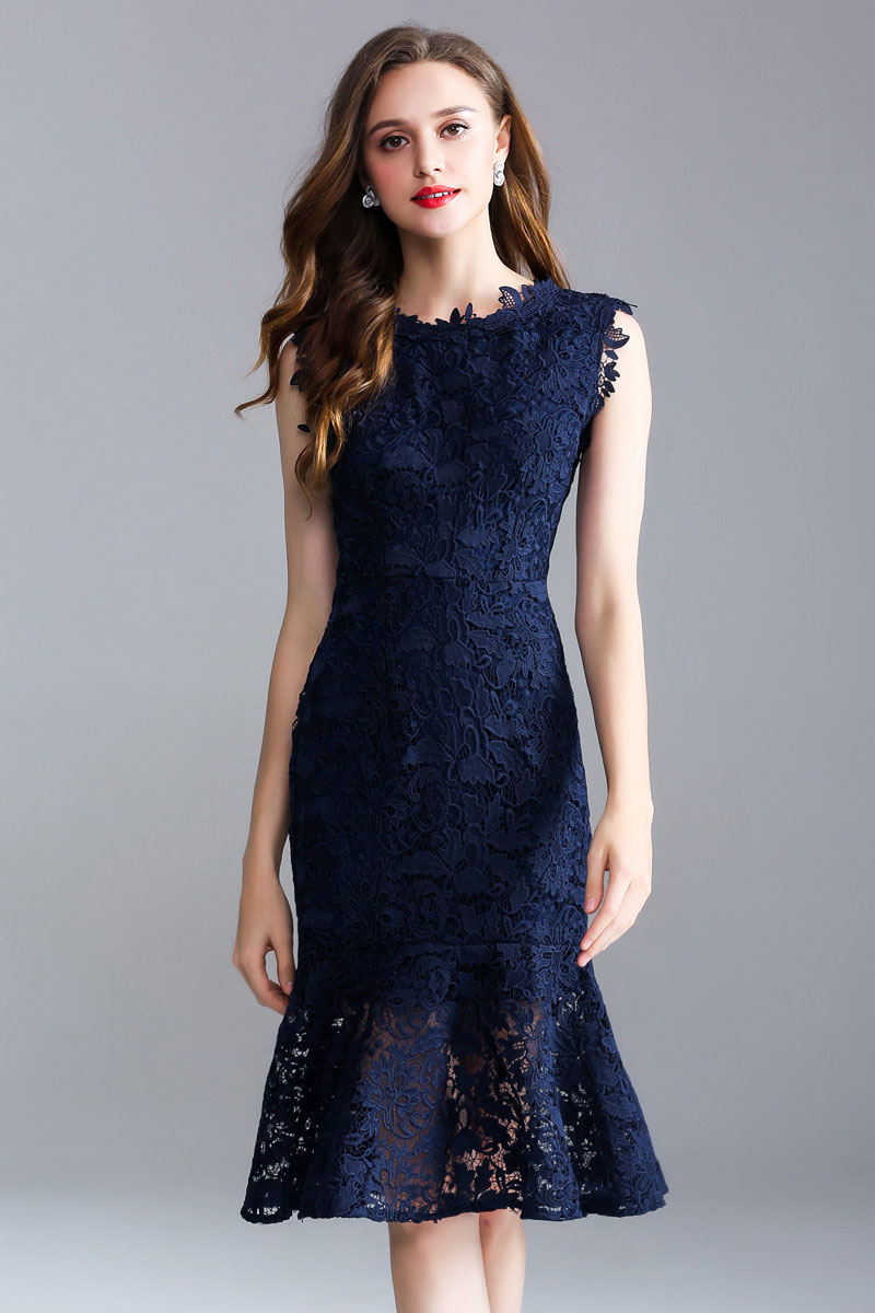 robe de cocktail courte fourreau en dentelle bleu marine et jupe à volant
