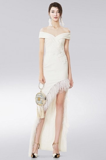 robe de soirée blanche épaule dénudé à plumes