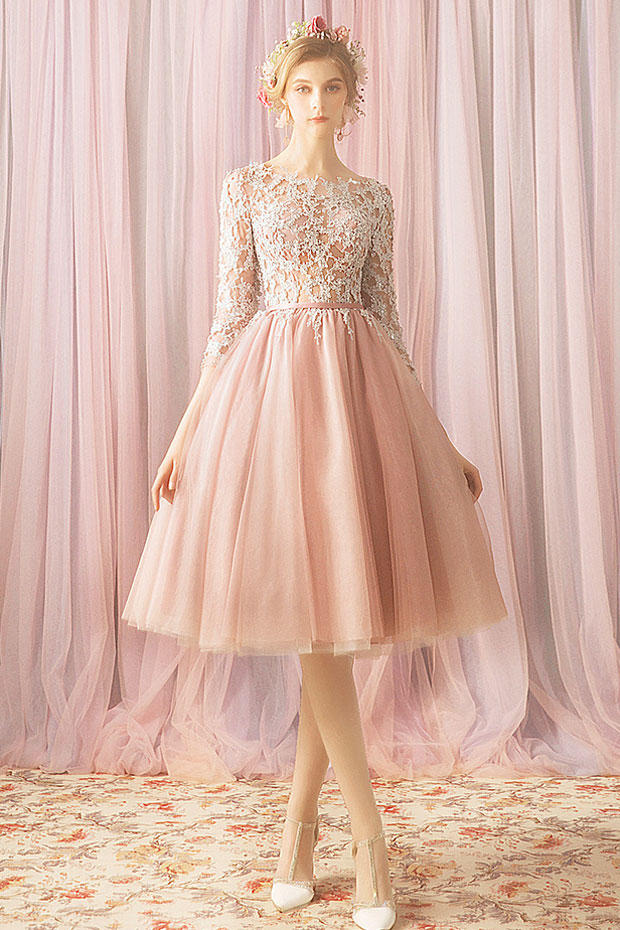 Robe cocktail courte rose perle vintage bustier guipure manches mi-longues