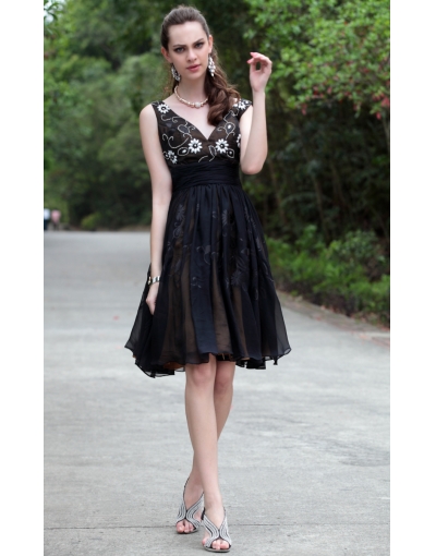 Robe de cocktail en mousseline de soie à A-ligne ornée de strass décolletée en V 