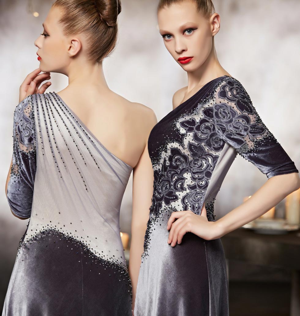robe de cérémonie argenté détails fleurs asymétrique