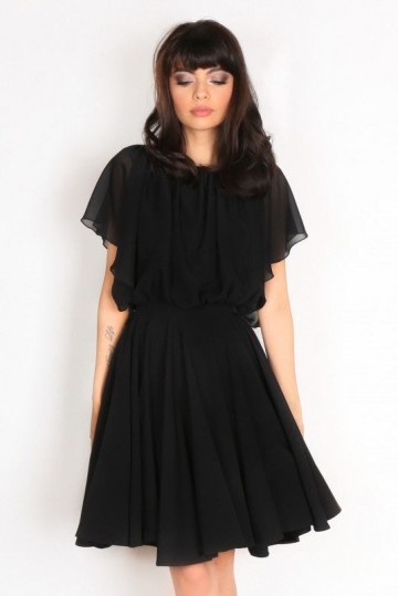Petite robe noire mancherons evasés dos échancré u