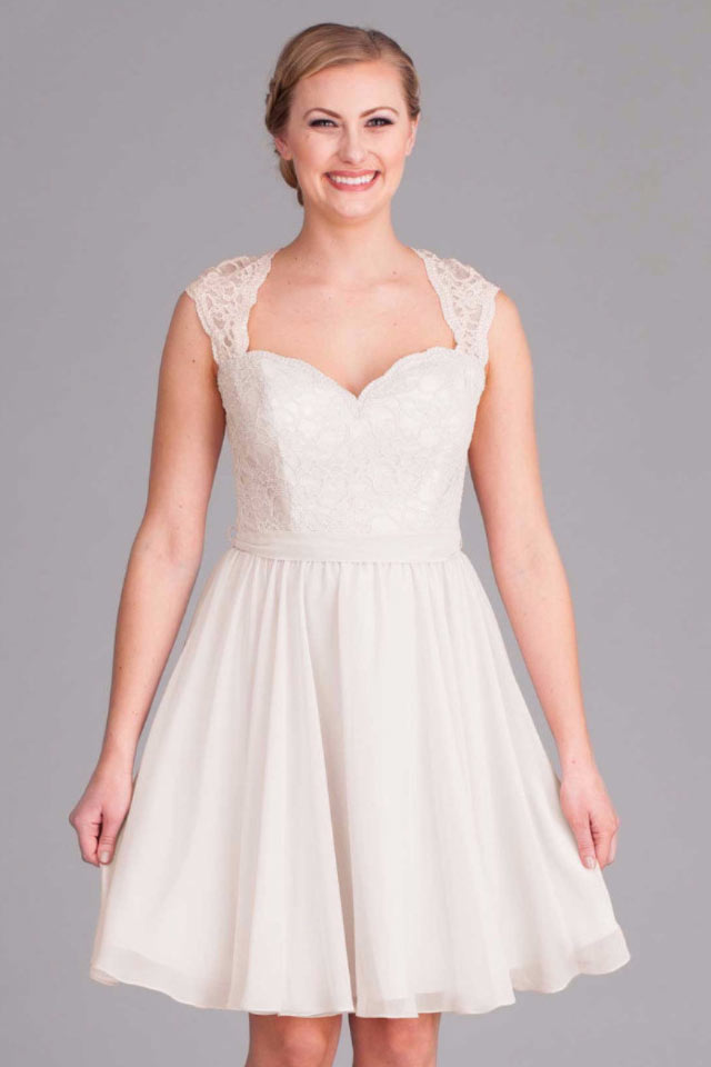 robe de soirée blanche courte simple avec encolure Queen Anne & découpe dos découpé