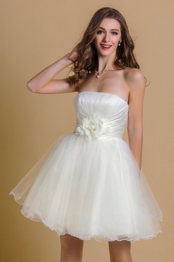 robe de cocktail blanche courte bustier droit orné de fleur