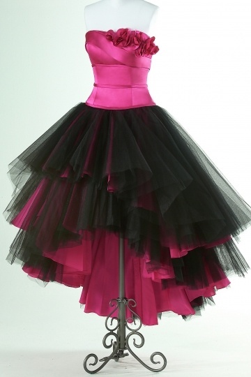 robe de cocktail fuchsia et noire courte devant longue derrière