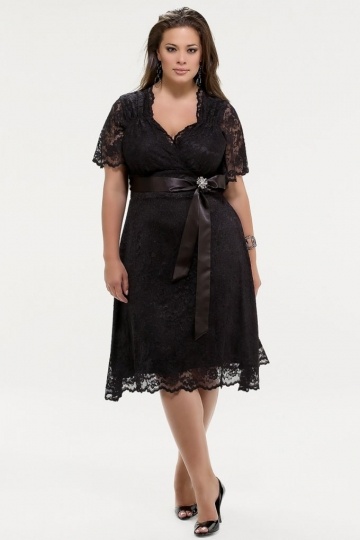 Robe courte noire dentelle pour les rondes avec manches courtes