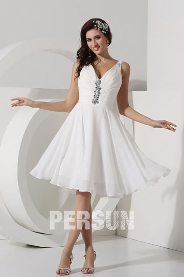 Robe de cocktail courte blanche en mousseline col en V avece strass
