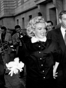 Marilyn porte du Charles Lemaire, une robe de cérémonie quand elle s'est mariée avec le joueur de rugby Joe DiMaggio