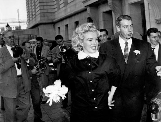 Marilyn porte du Charles Lemaire, une robe de cérémonie quand elle s'est mariée avec le joueur de rugby Joe DiMaggio