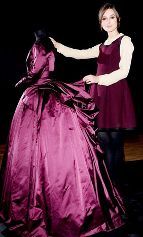 Keira-Knigthley présente sa robe de bal