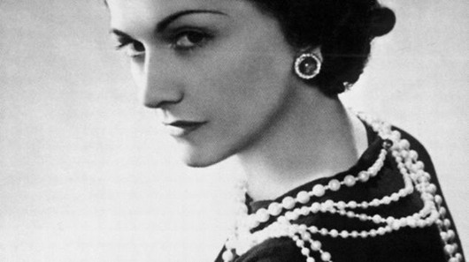 Photo noir et blanc : Coco Chanel et ses colliers de perles