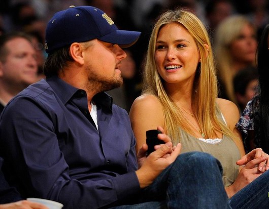 Leonardo DiCaprio et Bar Refaeli dans la match de Lakers