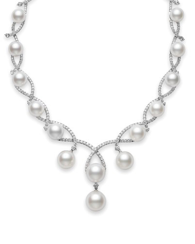 collier de perles orné de diamants