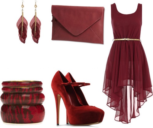 Une robe, une paire de talons aiguilles, un sac à main et les boucles d'oreilles sont en couleur bordeaux.