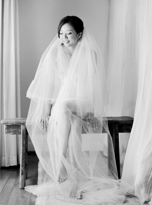 photo en blanc et noir de la mariée portant une longue voile en tulle