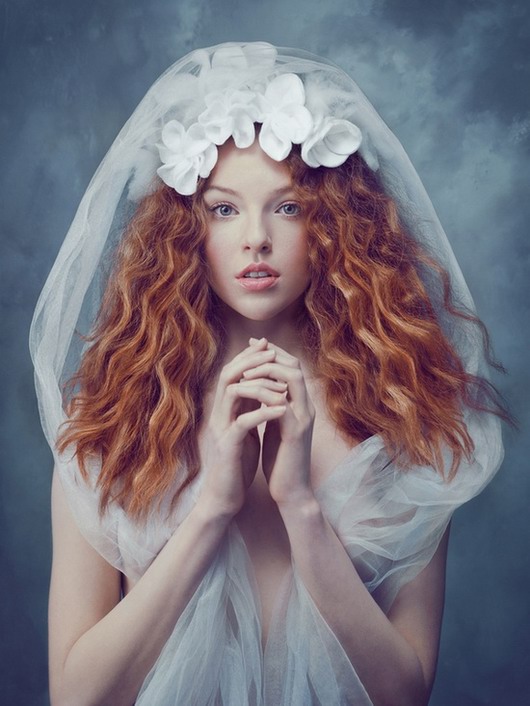 photo vintage de la mariée portant une voile longue avec des fleurs