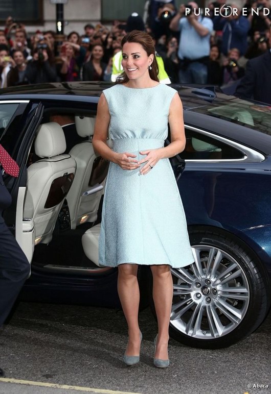 robe courte bleue pastel signée Emilia Wickstead de Kate Middleton lors d’une visite au National Portrait Gallery à Londres