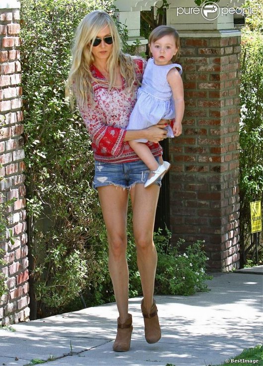 look casual et relax de Kimberly Stewart avec sa fille dans ses bras