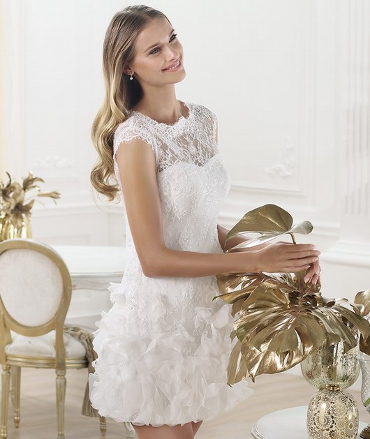 robe de mariage courte à col rond de Pronovias