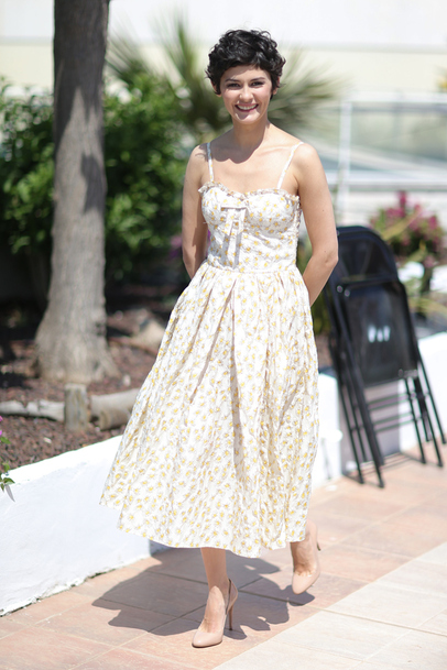 Audrey Tautou en robe d'été mi-longue fleurie dans le festival de Cannes 2013