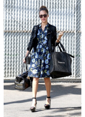 Jessica Alba en robe fleurie bleue et veste noir
