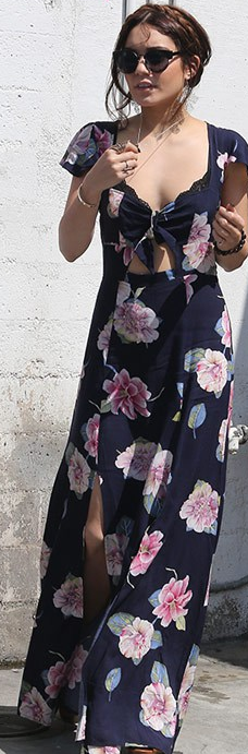 Vanessa Hudgens en robe longue imprimée
