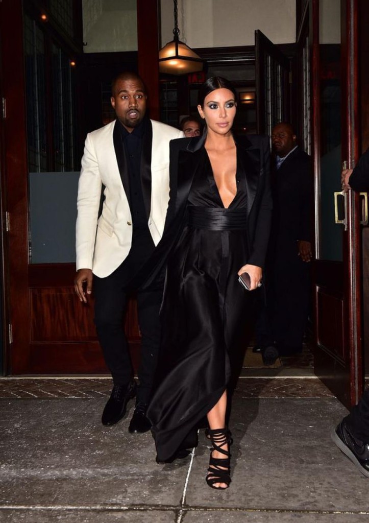 kim-kardashian-une-robe-ultra-decolletee