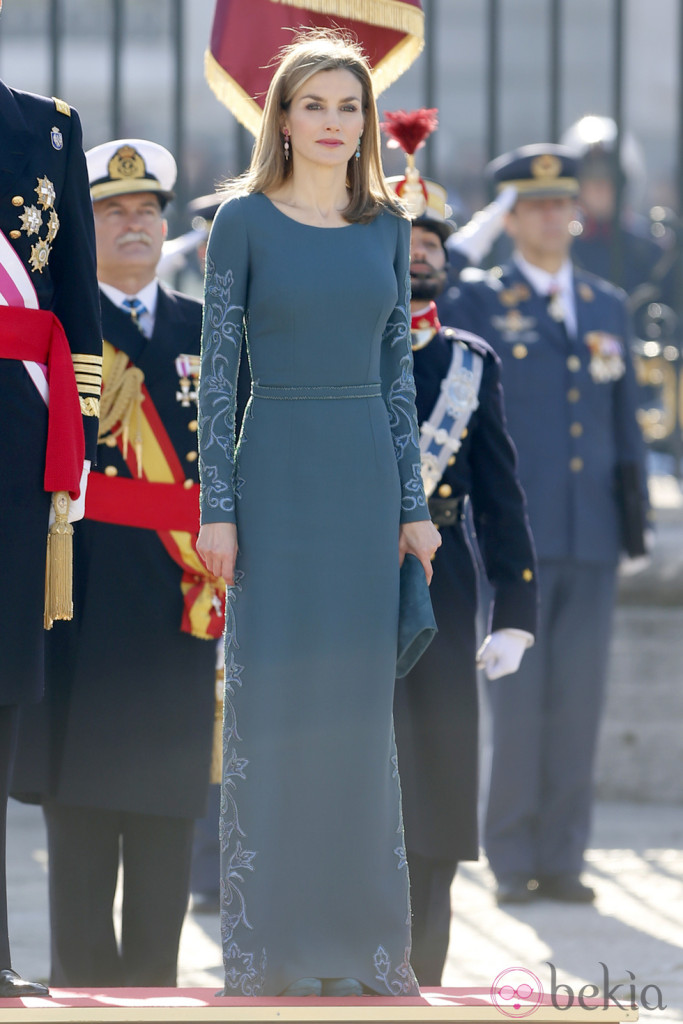 Letizia d’Espagne en robe de soirée longue bleue
