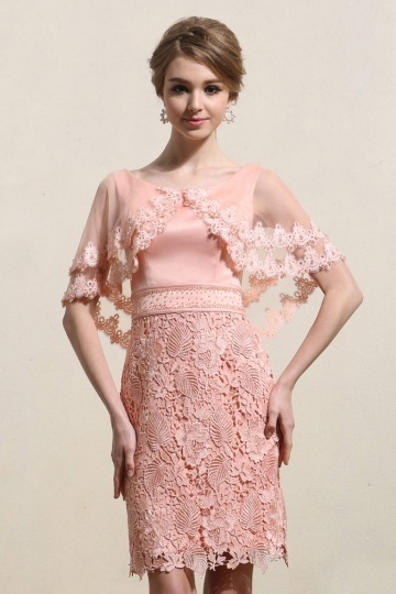 Robe cocktail de mariage corail fourreau à jupe dentelle ajourée avec fausse cape