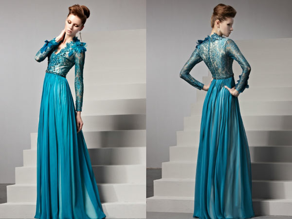 robe-soiree-bleue-empire-dentelle-ornee-de-plumes