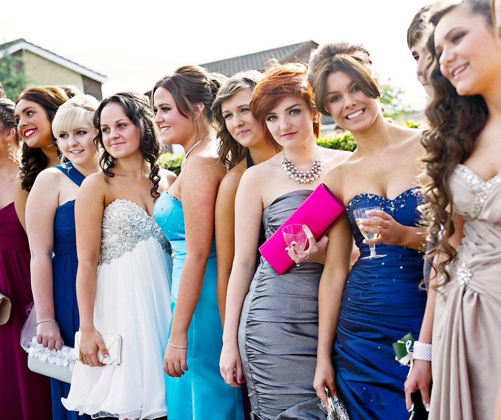 avant le bal de prom, des filles dans les robes belles