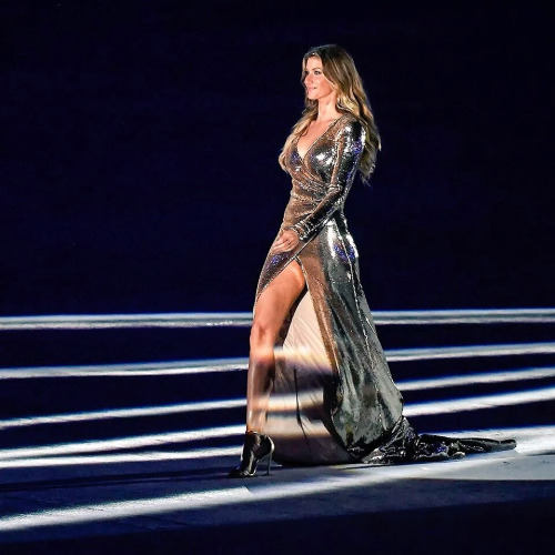 Gisele Bündchen dans robe soirée courte devant longue derrière dorée