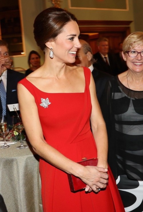 kate-middleton-chic-look-dans-robe-rouge-agrementee-dune-broche