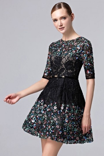 Petite robe noire à manche courte ornée de dentelle ajourée & strass coloré
