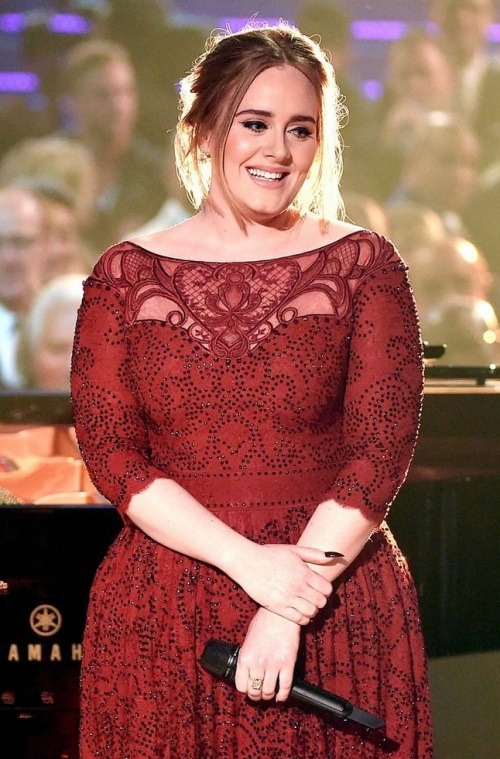 adele-robe-soiree-dentelle-rouge-a-manches